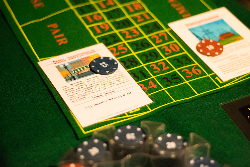 Ведущий развлекает гостей на корпоративе в Харкові