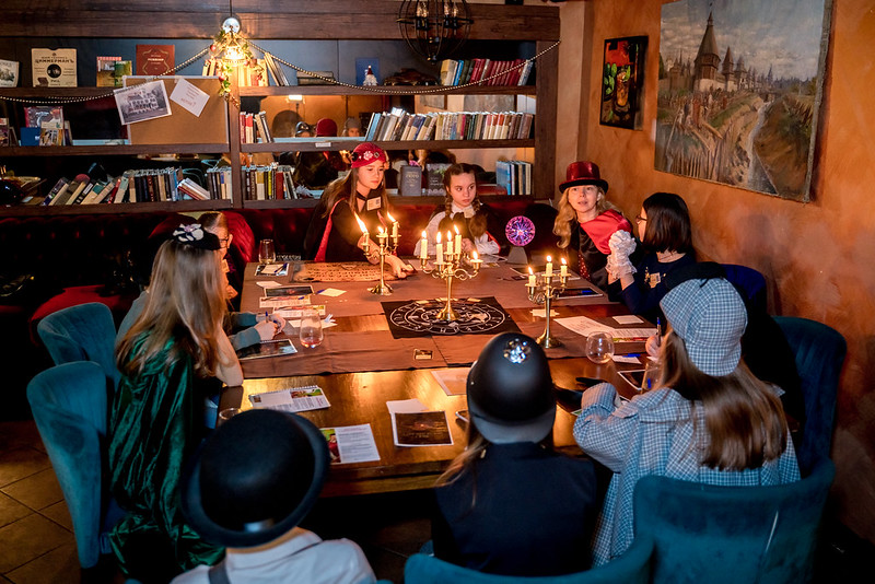 Дети разгадывают загадки в семейном квесте Хэллоуина в Харкові