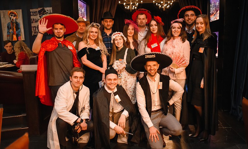 Корпоратив на Новый год в Харкові — празднично украшенный банкетный зал